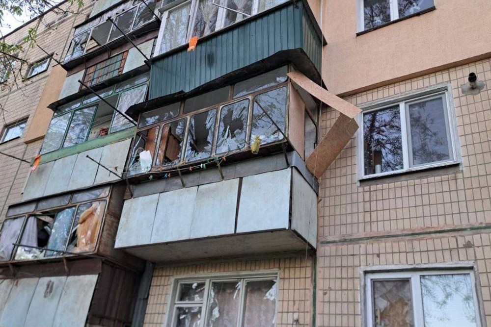 Сьогодні у Нікополі ворог влучив з РСЗВ у багатоповерхівку – «Проліска» (фото) 1 Сьогодні у Нікополі ворог влучив з РСЗВ у багатоповерхівку – «Проліска» (фото)