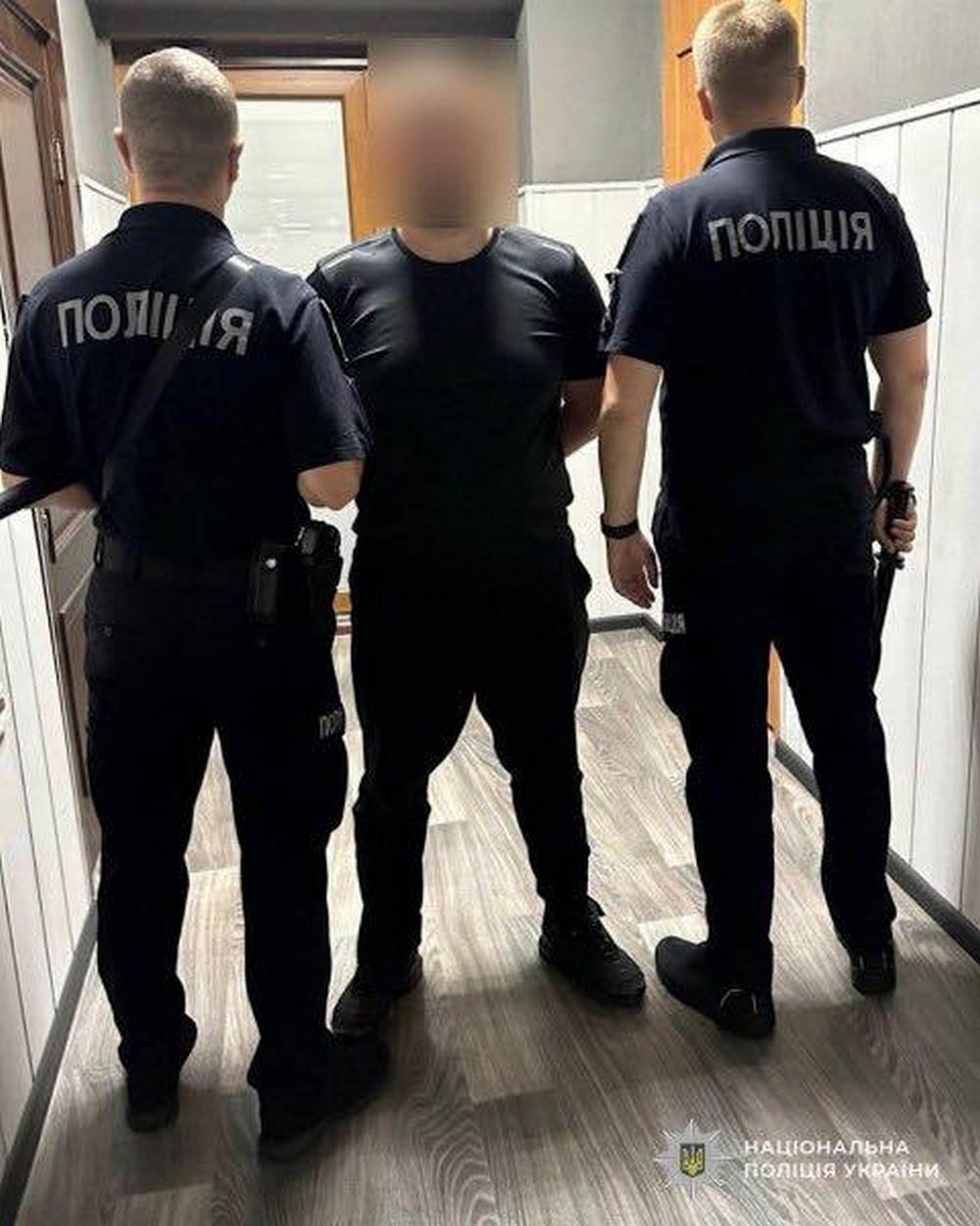 У Дніпрі чоловік за допомогою спеціального пристрою обікрав десятки припаркованих біля ТРЦ і магазинів автівок