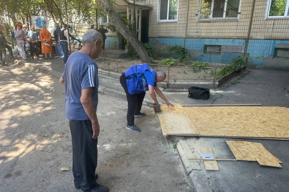 Сьогодні у Нікополі ворог влучив з РСЗВ у багатоповерхівку: фото