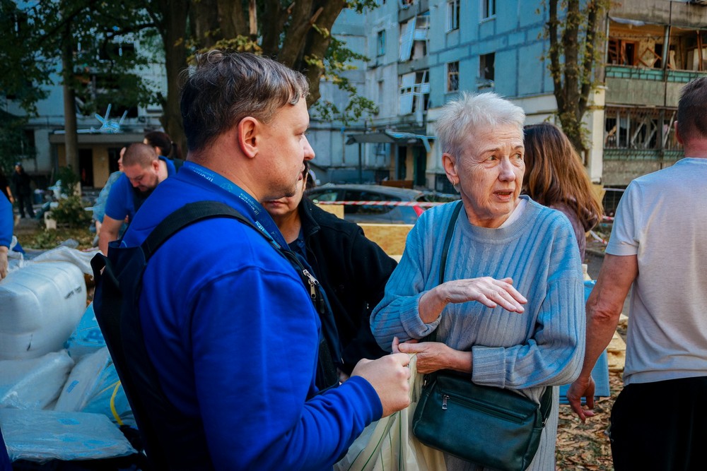 «За одну мить ніби світ навколо вибухнув і зник… розгрібала уламки, шукаючи доньку» - мешканка Дніпра про ракетний удар 20 вересня (відео моменту удару)