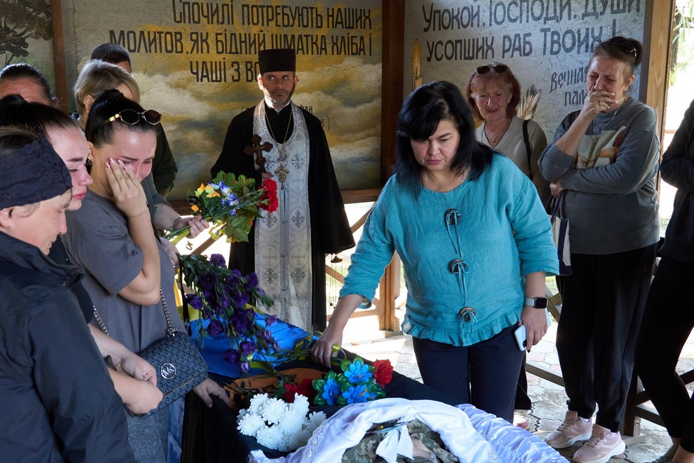 У Нікополі сьогодні прощалися із померлим Захисником: фото