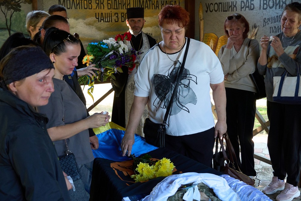 У Нікополі сьогодні прощалися із померлим Захисником: фото