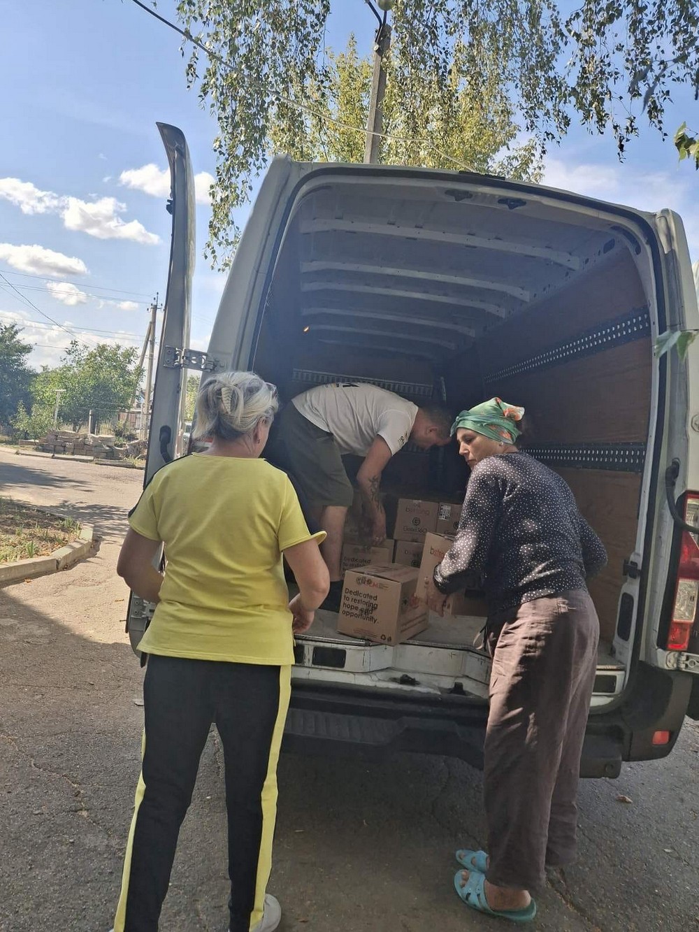 У Мирівській громаді освітяни отримали продуктові набори: фото