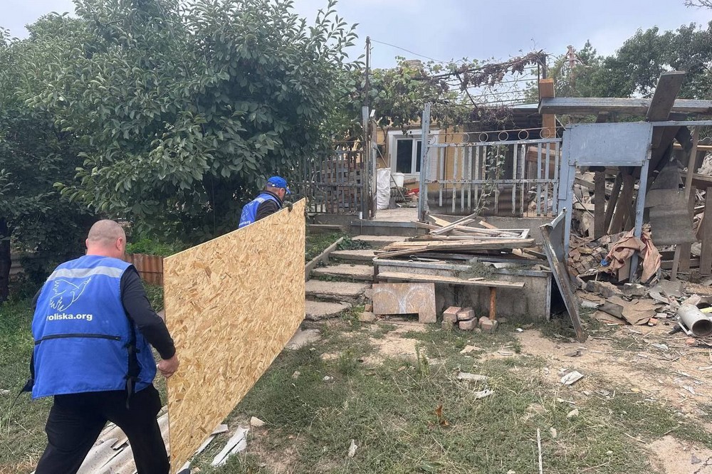 У Нікополі сьогодні вночі та вранці побито 14 будинків (фото)