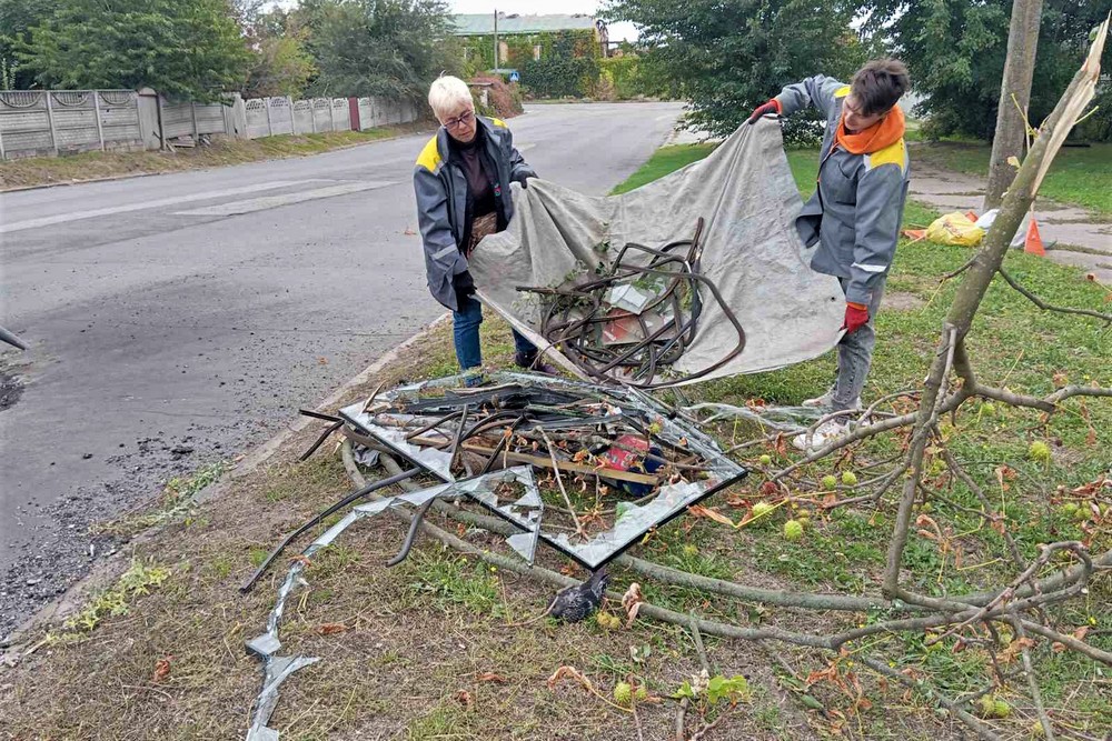 У Нікополі оновлюють розмітку, встановлюють знаки, латають дороги і усувають наслідки обстрілів (фото)
