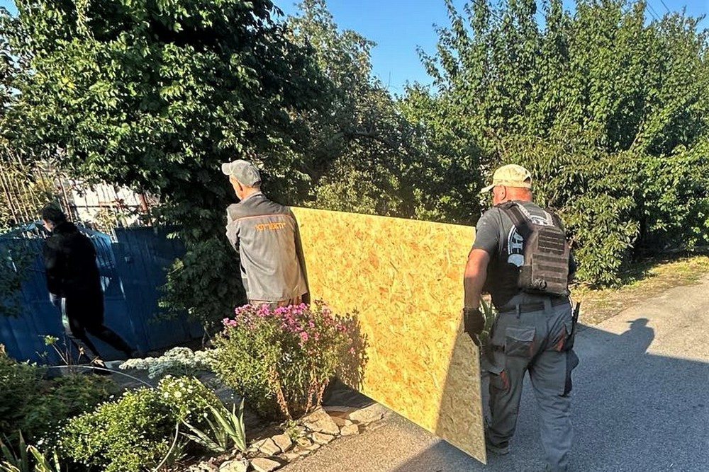 У Нікополі оновлюють розмітку, встановлюють знаки, латають дороги і усувають наслідки обстрілів (фото)