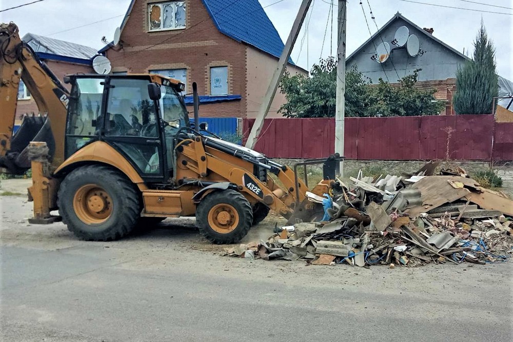 У Нікополі оновлюють розмітку, встановлюють знаки, латають дороги і усувають наслідки обстрілів (фото)