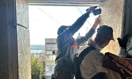 У Нікополі оновлюють розмітку, встановлюють знаки, латають дороги і усувають наслідки обстрілів (фото)