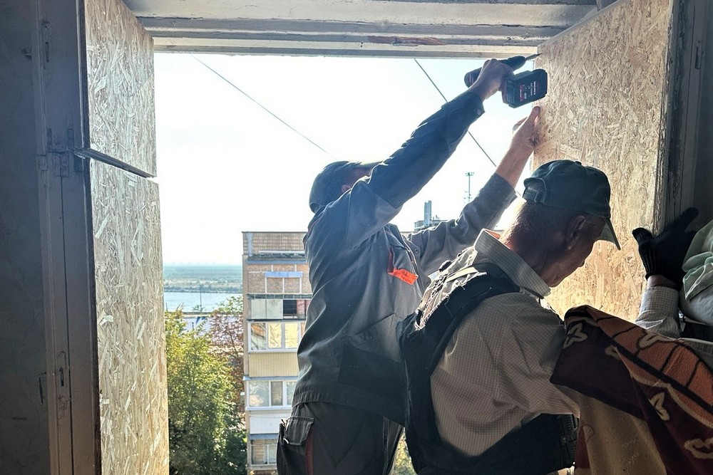 У Нікополі оновлюють розмітку, встановлюють знаки, латають дороги і усувають наслідки обстрілів (фото)