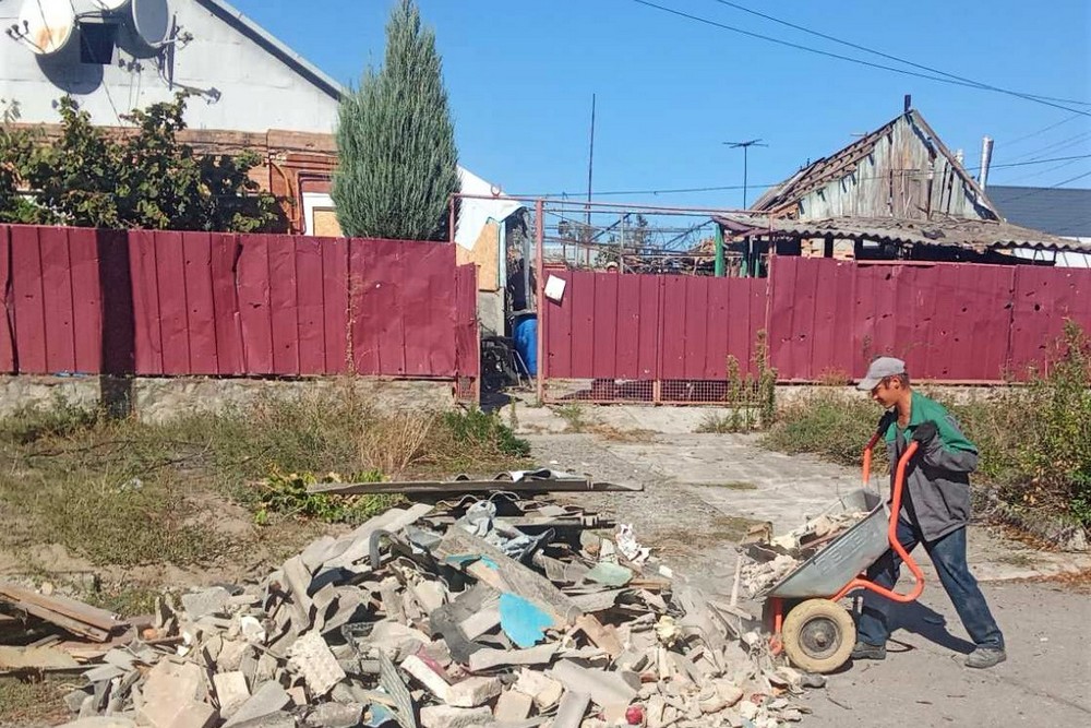 У Нікополі оновлюють розмітку, встановлюють знаки, латають дороги і усувають наслідки обстрілів (фото)