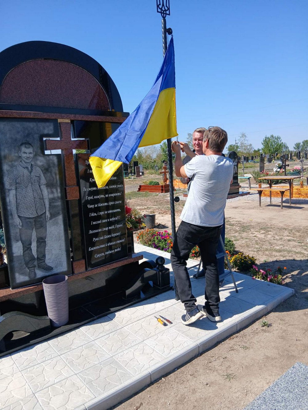 На могилах полеглих Героїв у Томаківській громаді оновили прапори: фото