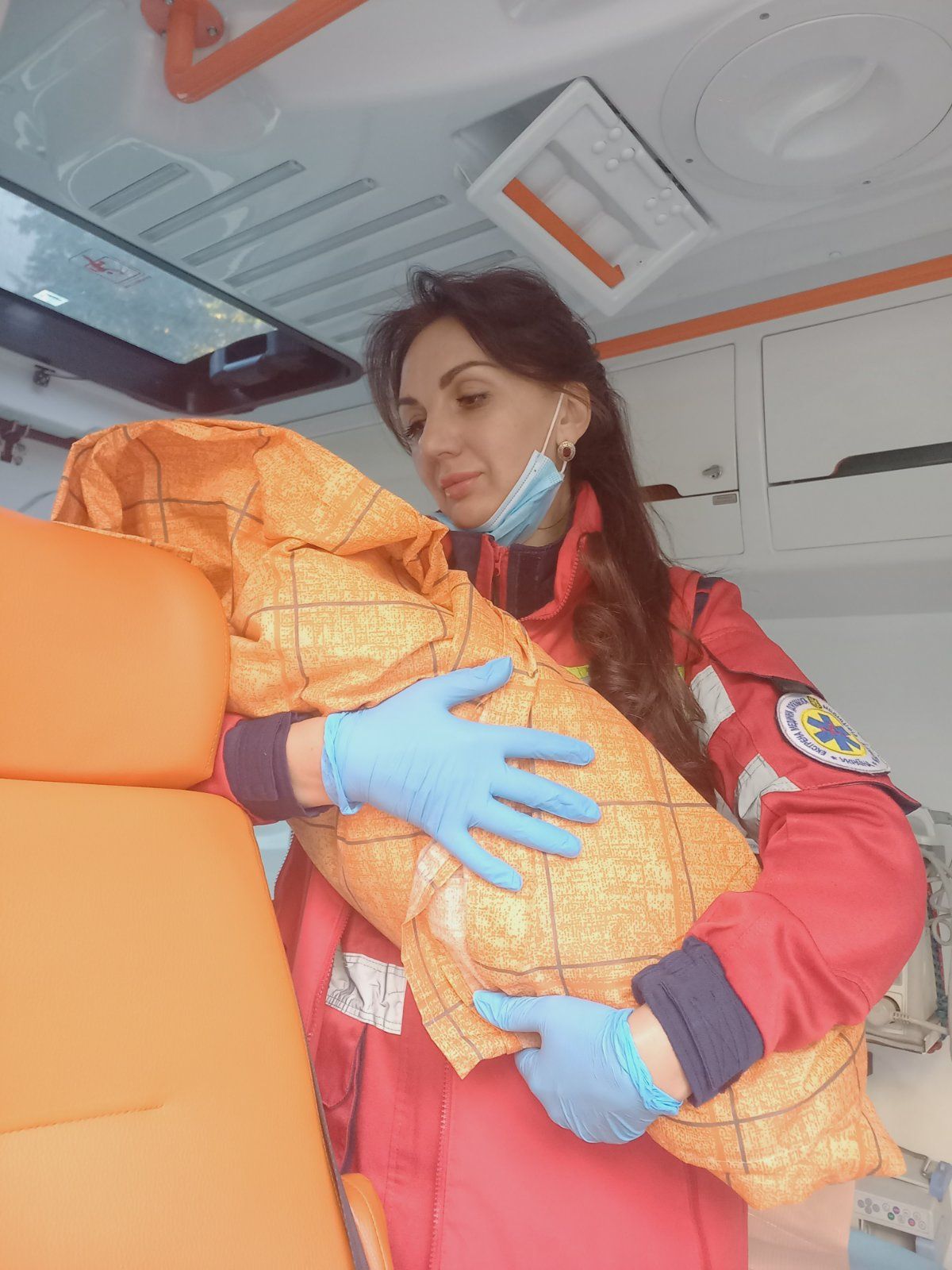Навіть «швидка» не встигла: на Дніпропетровщині жінка вшосте стала мамою, народивши дитину вдома