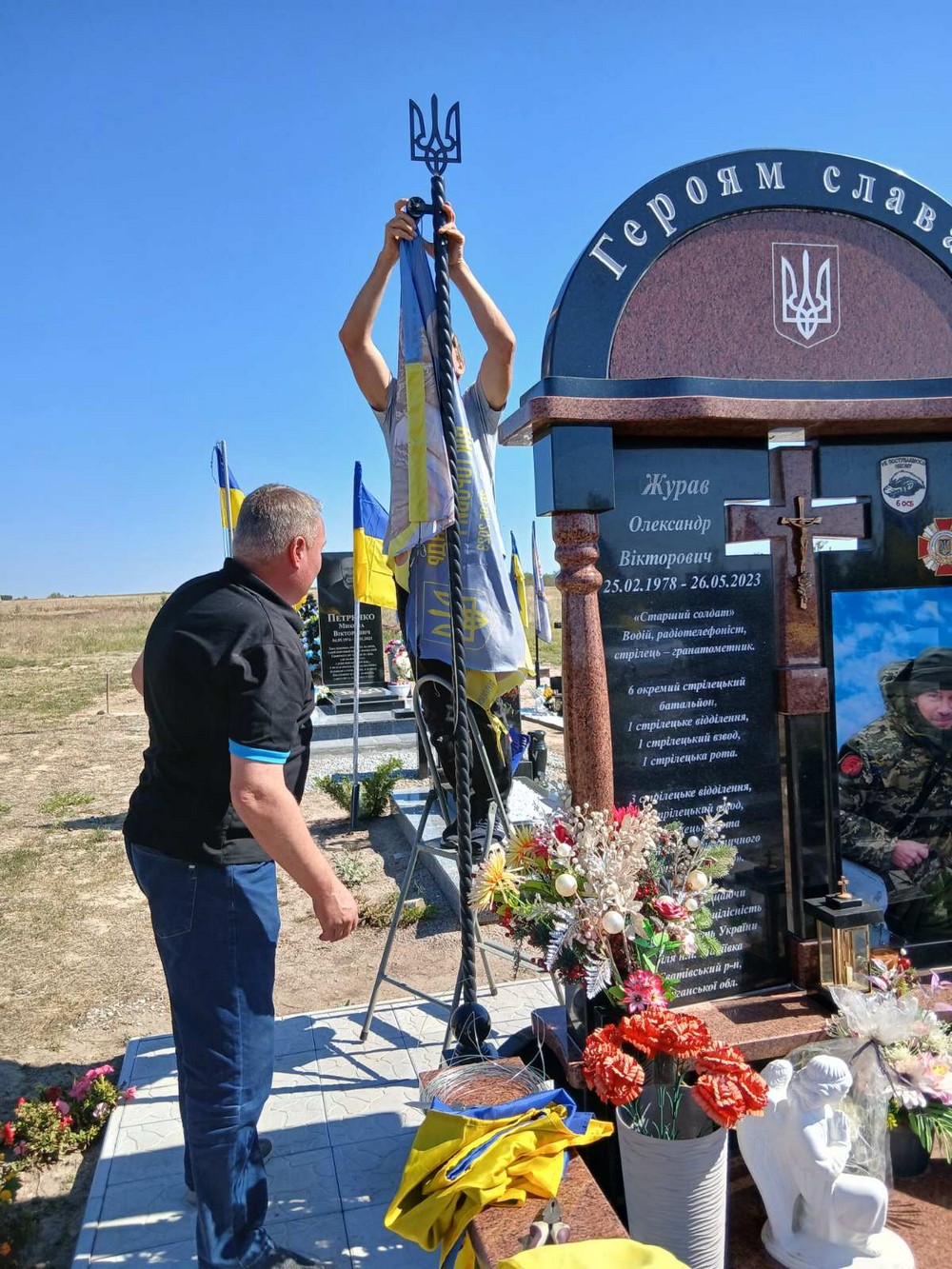 На могилах полеглих Героїв у Томаківській громаді оновили прапори: фото