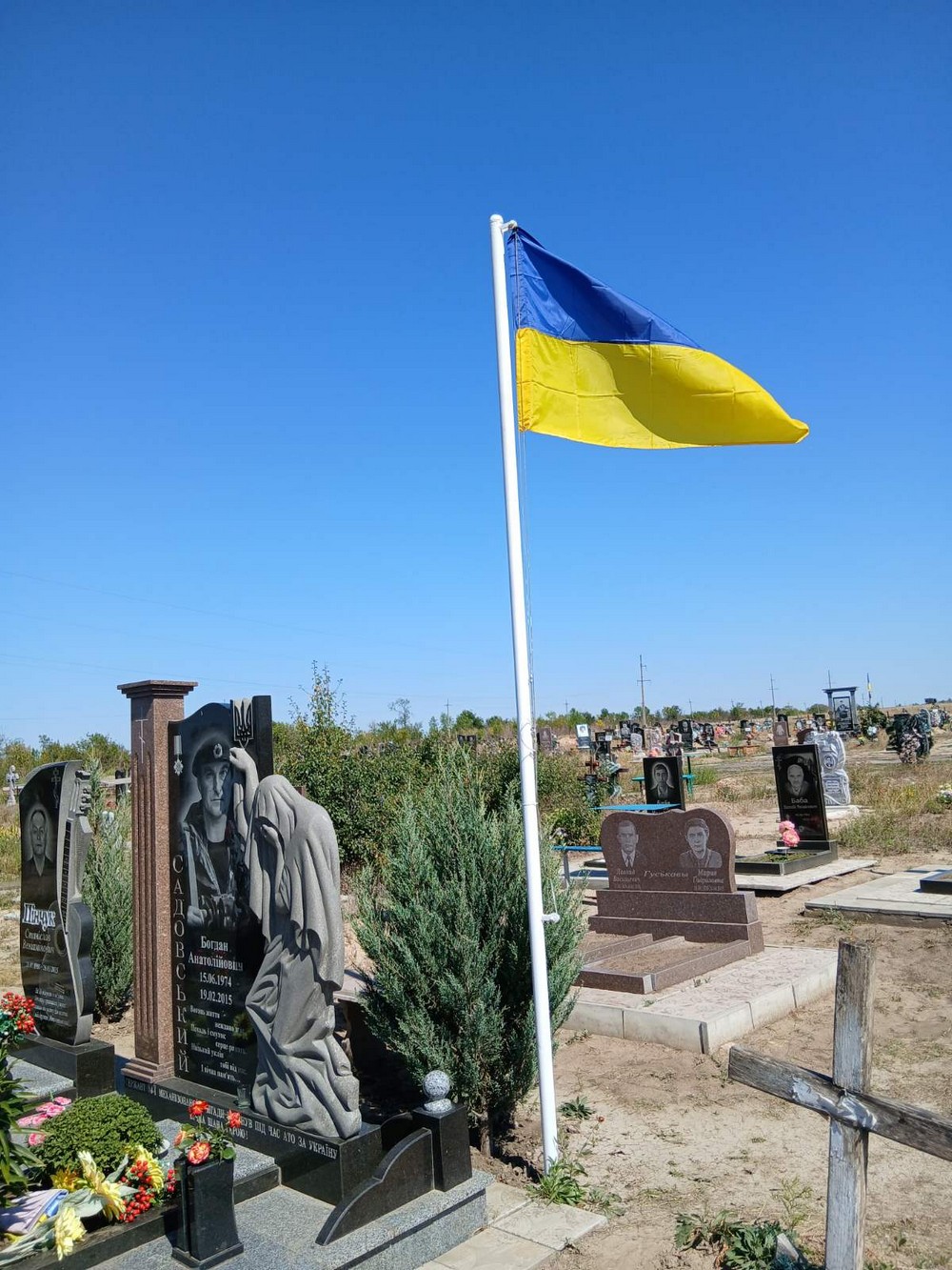 На могилах полеглих Героїв у Томаківській громаді оновили прапори: фото