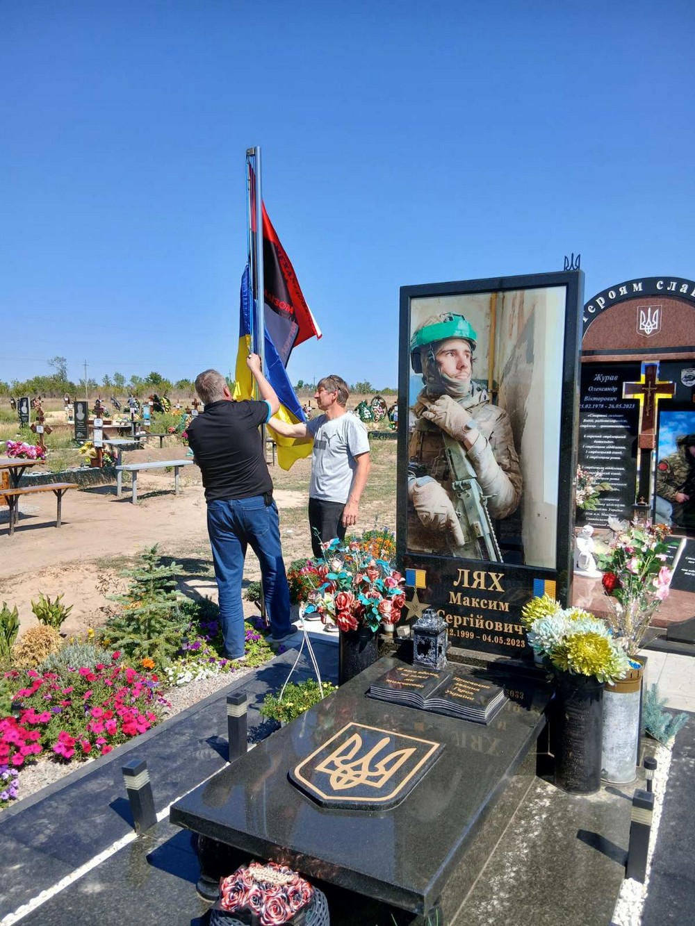 На могилах полеглих Героїв у Томаківській громаді оновили прапори: фото