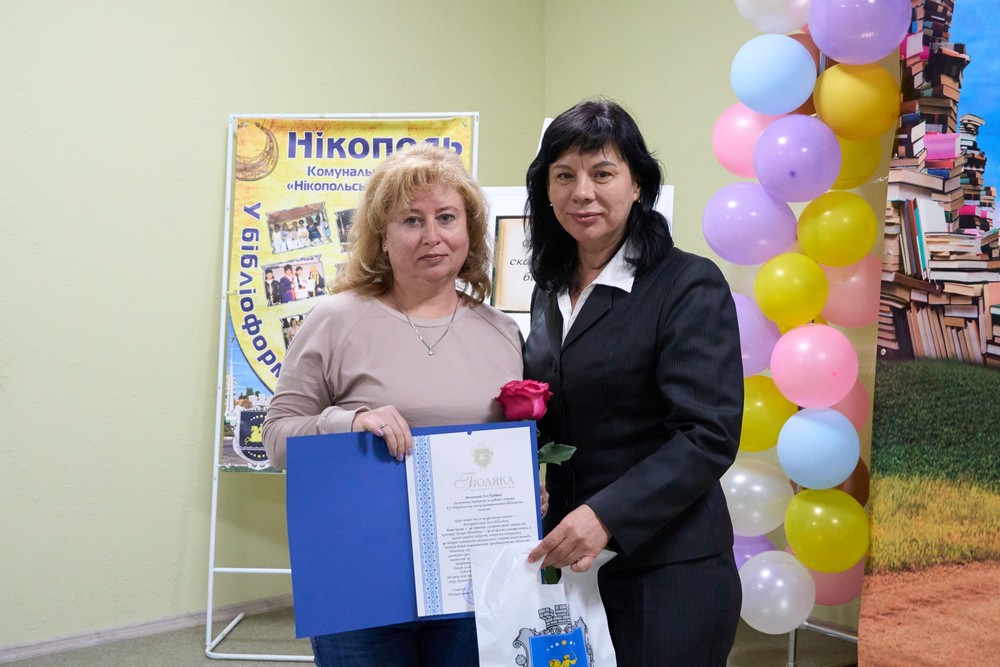 Працюють навіть під обстрілами: у Нікополі сьогодні привітали бібліотекарів з професійним святом (фото)