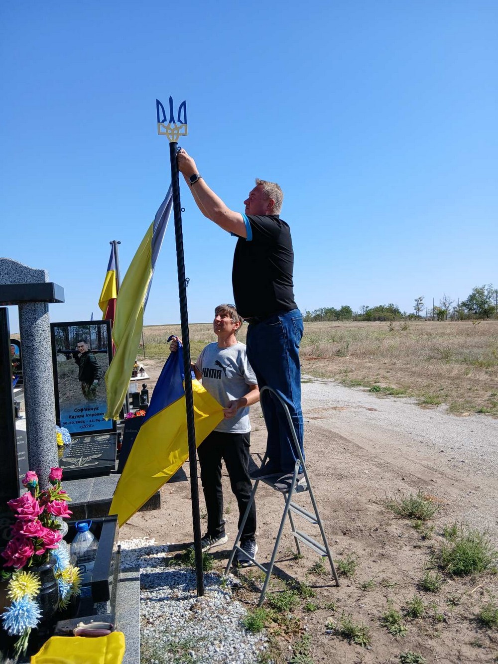 На могилах полеглих Героїв у Томаківській громаді оновили прапори: фото