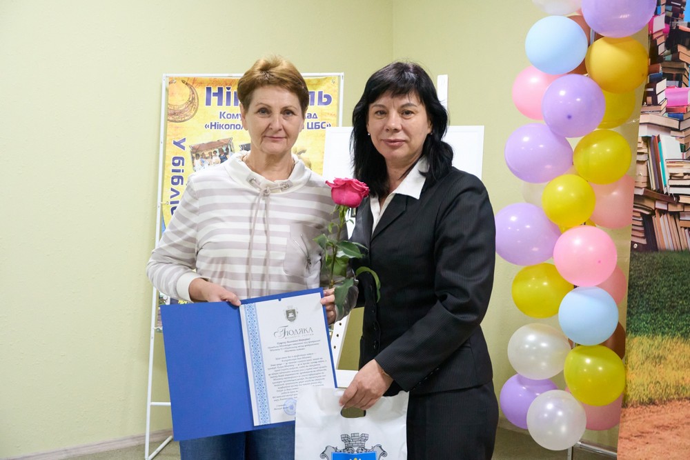 Працюють навіть під обстрілами: у Нікополі сьогодні привітали бібліотекарів з професійним святом (фото)