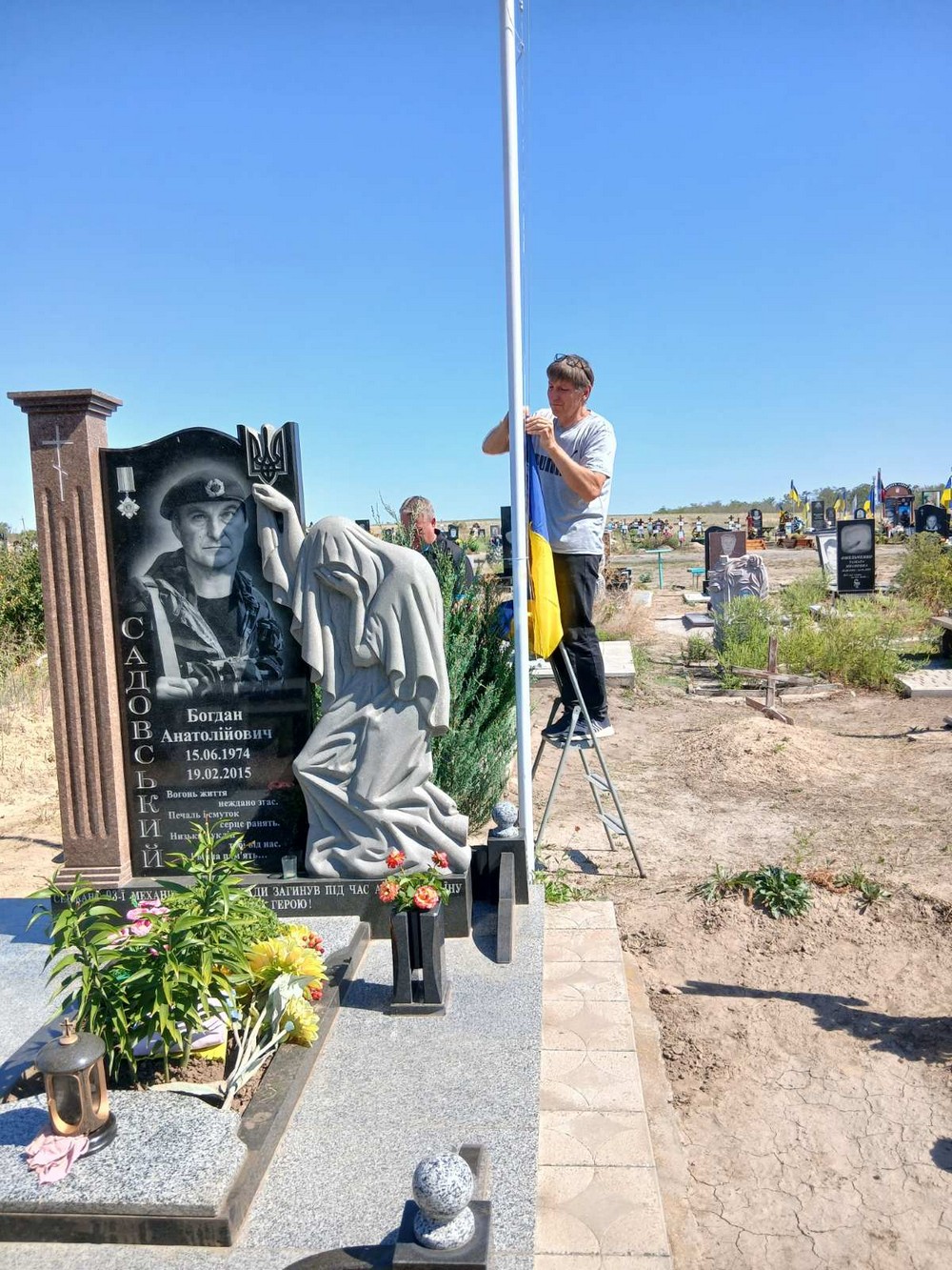 На могилах полеглих Героїв у Томаківській громаді оновили прапори: фото