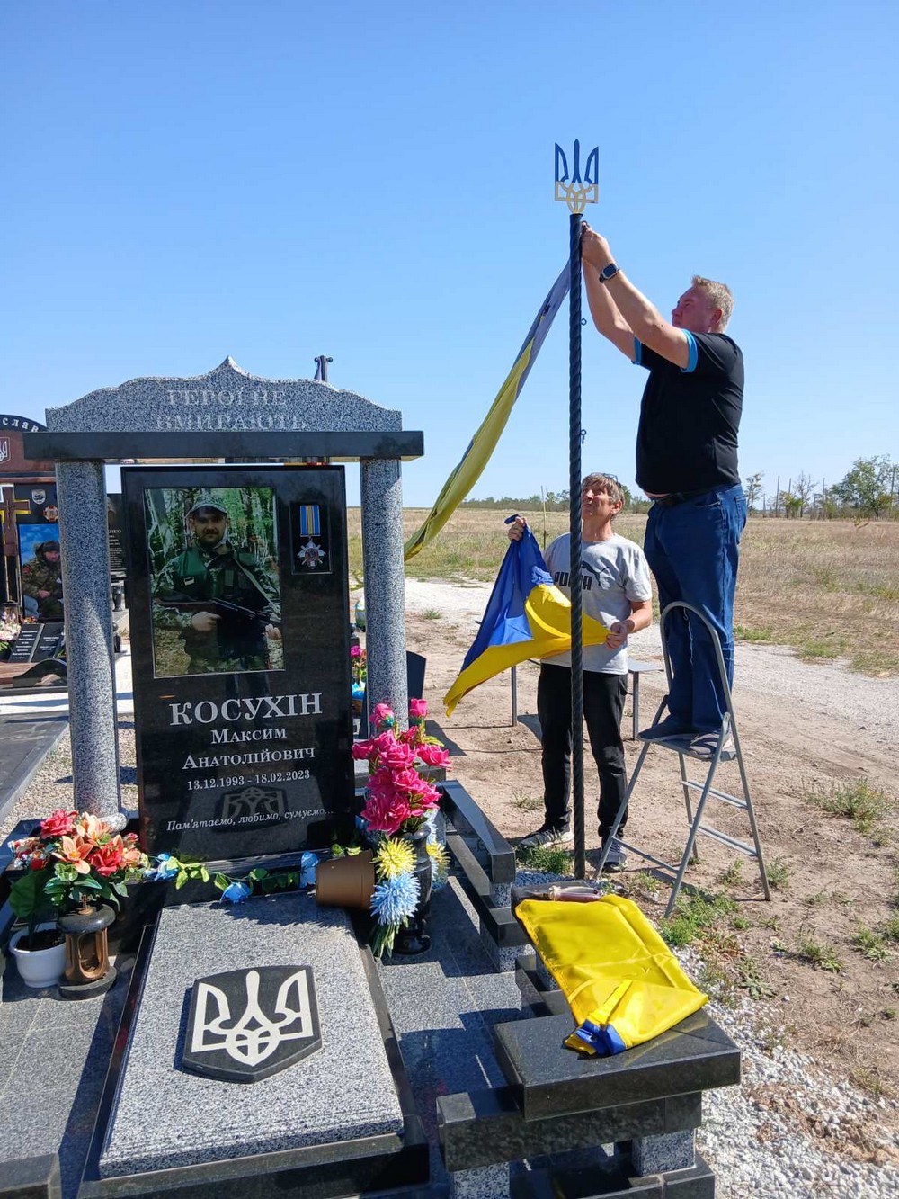 На могилах полеглих Героїв у Томаківській громаді оновили прапори: фото