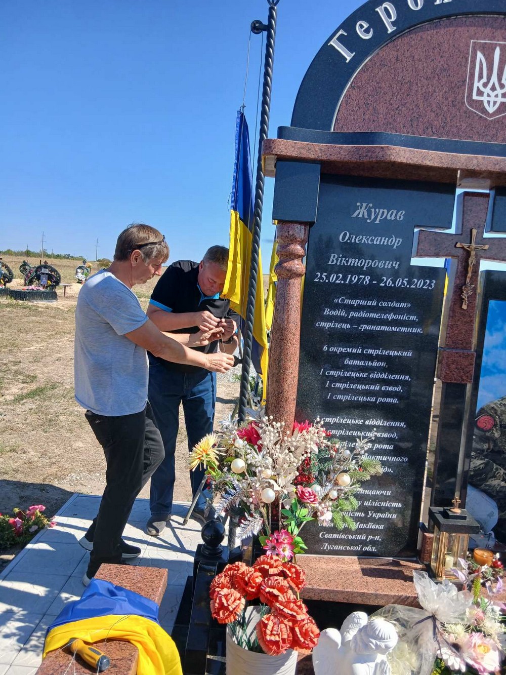 На могилах полеглих Героїв у Томаківській громаді оновили прапори: фото