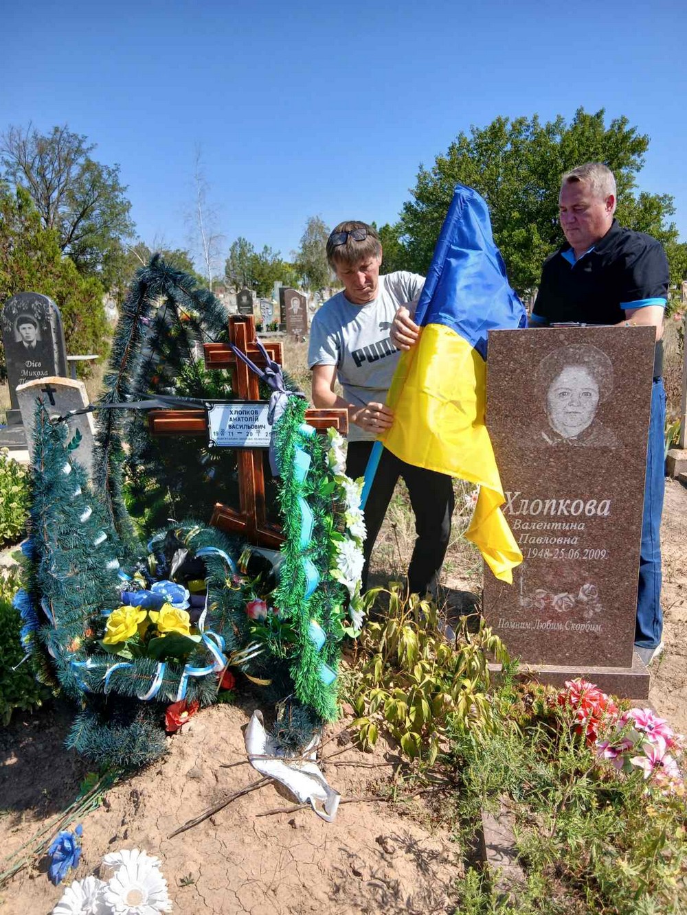 На могилах полеглих Героїв у Томаківській громаді оновили прапори: фото