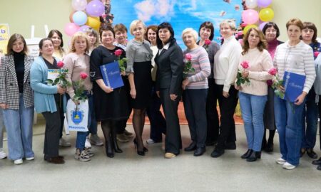 Працюють навіть під обстрілами: у Нікополі сьогодні привітали бібліотекарів з професійним святом (фото) 27 Працюють навіть під обстрілами: у Нікополі сьогодні привітали бібліотекарів з професійним святом (фото)