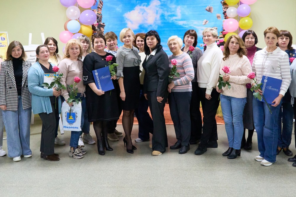 Працюють навіть під обстрілами: у Нікополі сьогодні привітали бібліотекарів з професійним святом (фото)