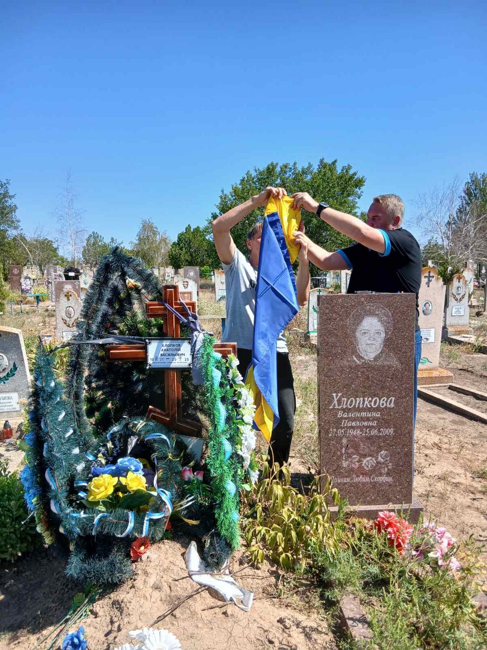 На могилах полеглих Героїв у Томаківській громаді оновили прапори: фото