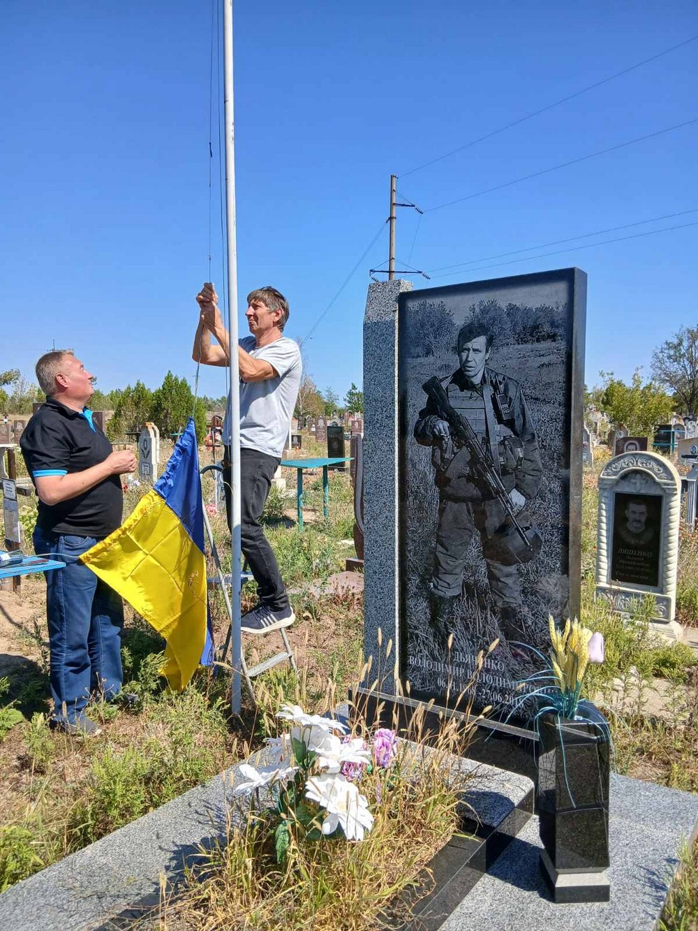 На могилах полеглих Героїв у Томаківській громаді оновили прапори: фото