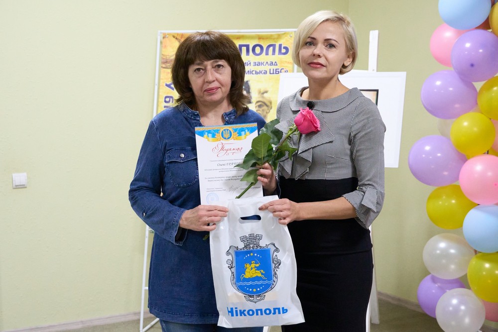 Працюють навіть під обстрілами: у Нікополі сьогодні привітали бібліотекарів з професійним святом (фото)