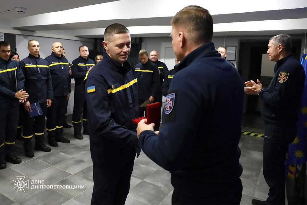Рятувальники Дніпропетровщини отримали нагороди, відзнаки і чергові спеціальні звання (фото)
