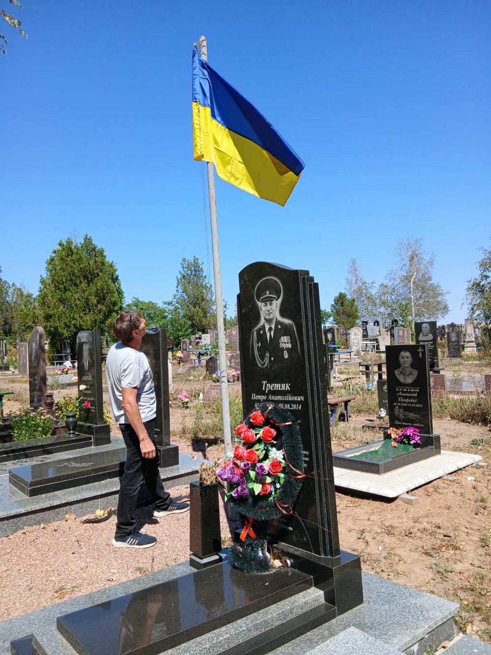 На могилах полеглих Героїв у Томаківській громаді оновили прапори: фото