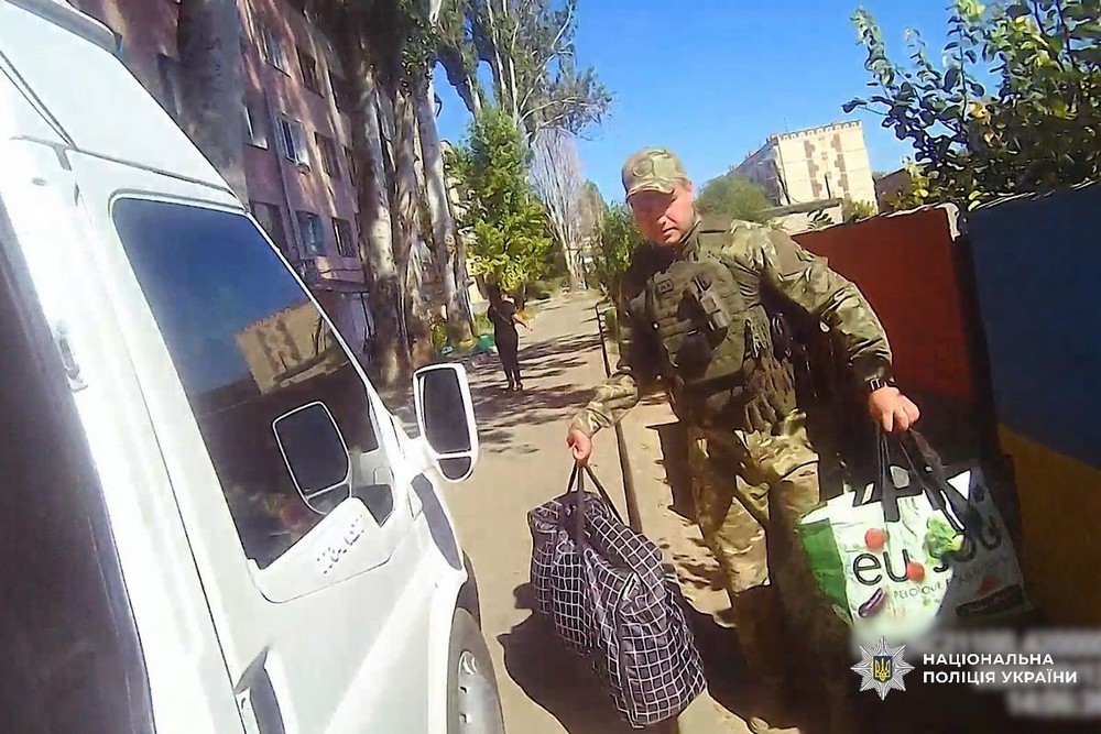У Нікополі «Білі янголи» евакуювали матір з сином з небезпечної території: куди звертатися, якщо ви потребуєте евакуації (відео)