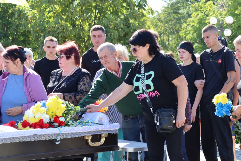 Люди не стримували сліз: на Нікопольщині сьогодні провели в останню путь молодого Захисника (фото)