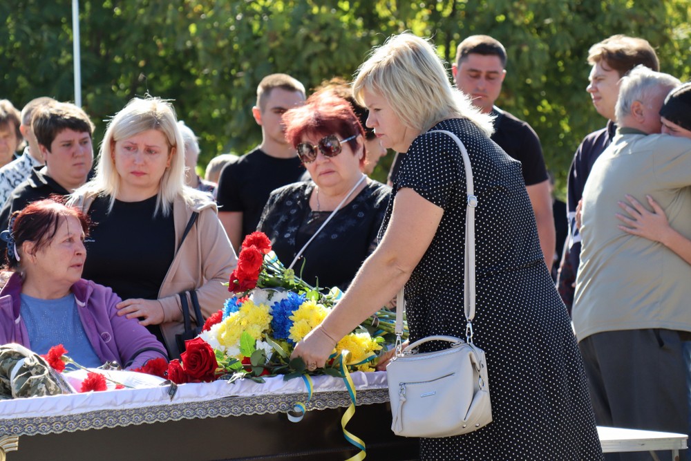 Люди не стримували сліз: на Нікопольщині сьогодні провели в останню путь молодого Захисника (фото)