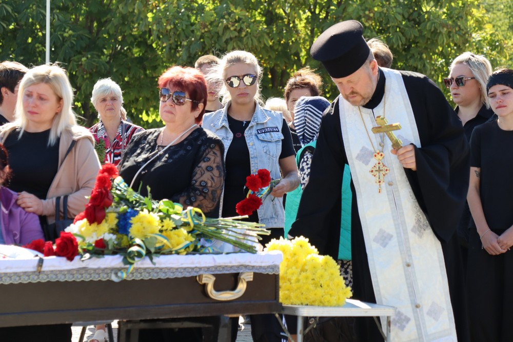 Люди не стримували сліз: на Нікопольщині сьогодні провели в останню путь молодого Захисника (фото)