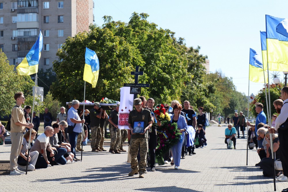 Люди не стримували сліз: на Нікопольщині сьогодні провели в останню путь молодого Захисника (фото)