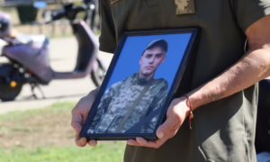 Люди не стримували сліз: на Нікопольщині сьогодні проведи в останню путь молодого Захисника (фото)