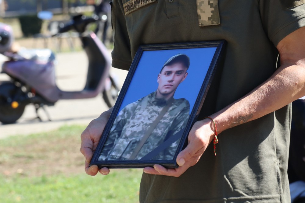 Люди не стримували сліз: на Нікопольщині сьогодні провели в останню путь молодого Захисника (фото)