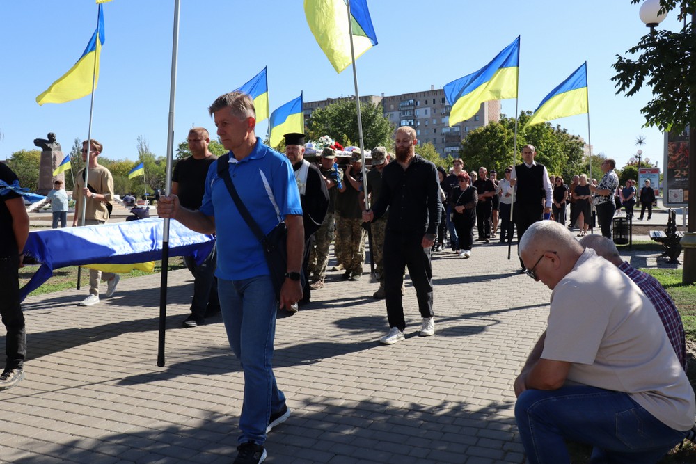 Люди не стримували сліз: на Нікопольщині сьогодні провели в останню путь молодого Захисника (фото)