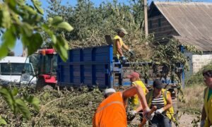 Комунальники у селищі біля Нікополя 3