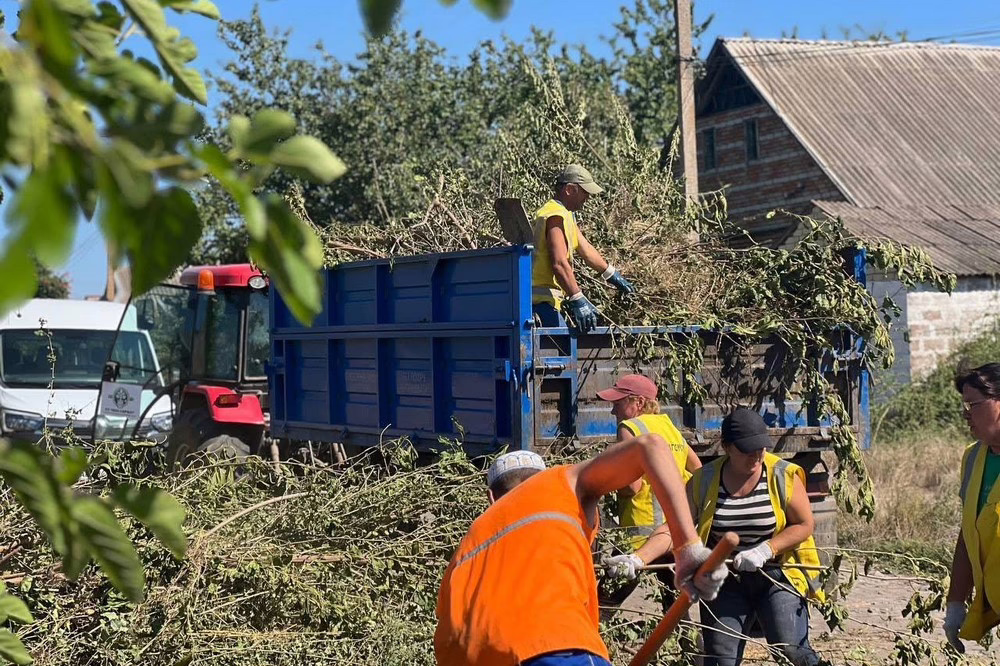 Комунальники у селищі біля Нікополя 3