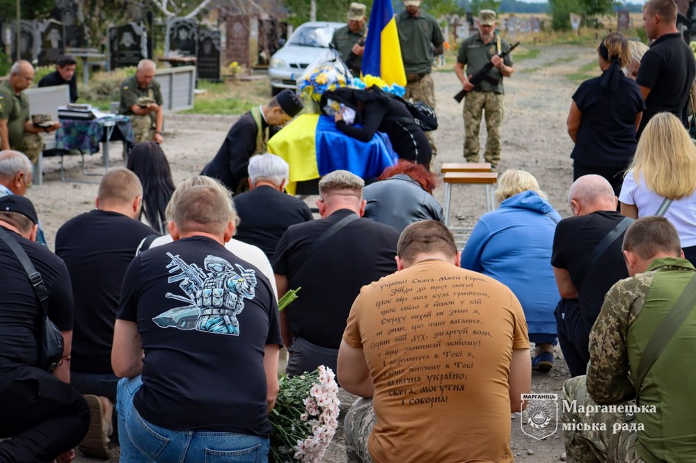 Марганець сьогодні провів в останню путь полеглого Захисника (фото) 9