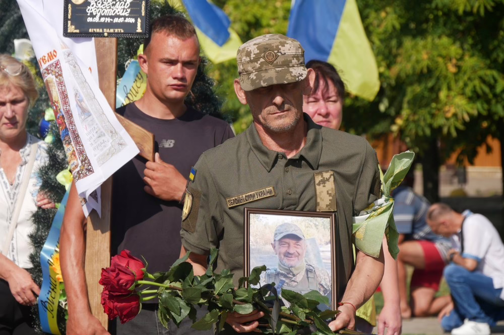 Майже рік вважався зниклим безвісти: на Нікопольщині сьогодні прощалися з ще одним Захисником (фото)