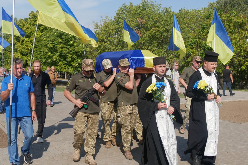 На Нікопольщині сьогодні прощалися з ще одним Захисником: фото