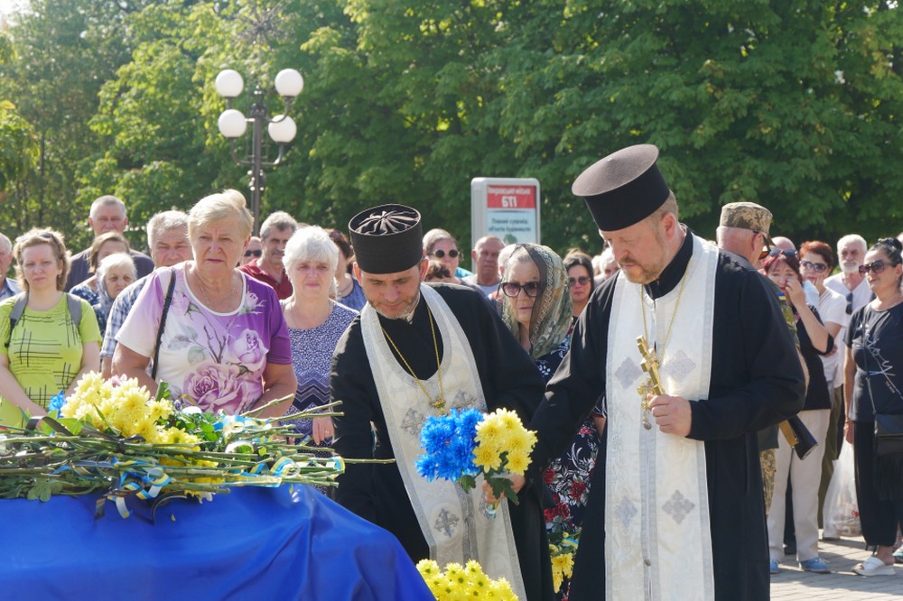 На Нікопольщині сьогодні прощалися з ще одним Захисником: фото
