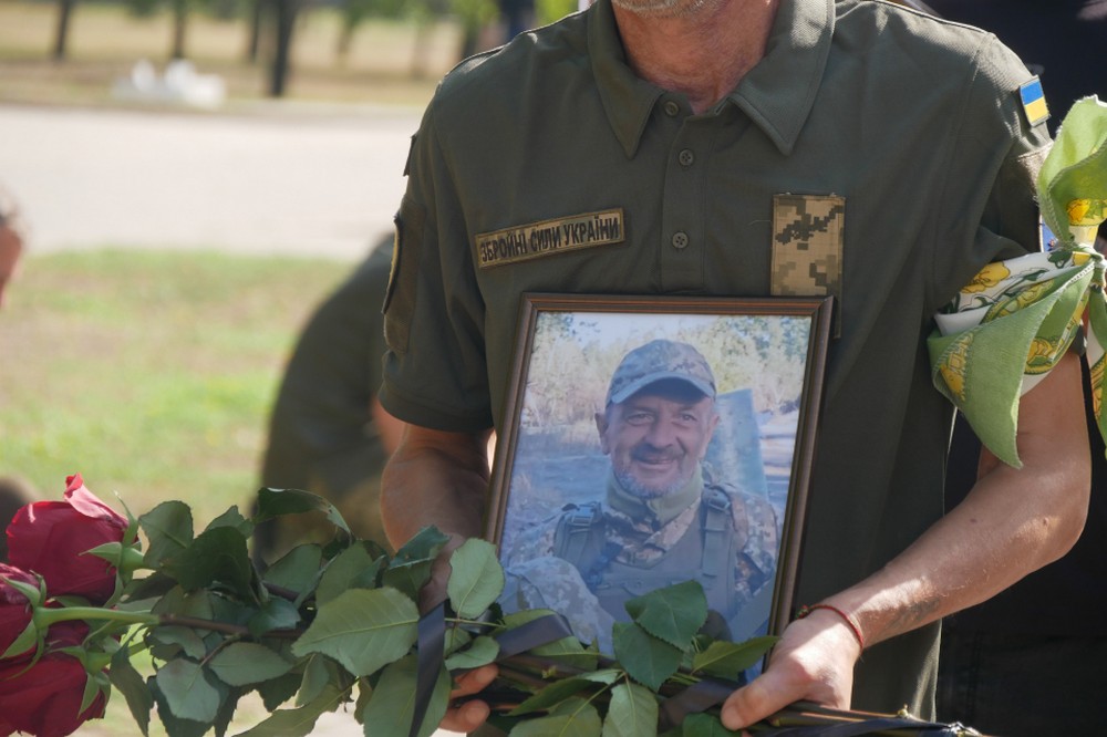 Майже рік вважався зниклим безвісти: на Нікопольщині сьогодні прощалися з ще одним Захисником (фото)