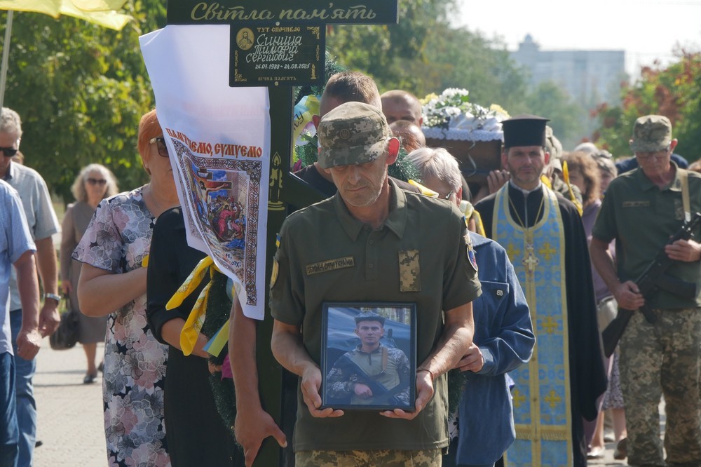 Покров сьогодні провів в останню путь полеглого Захисника (фото)
