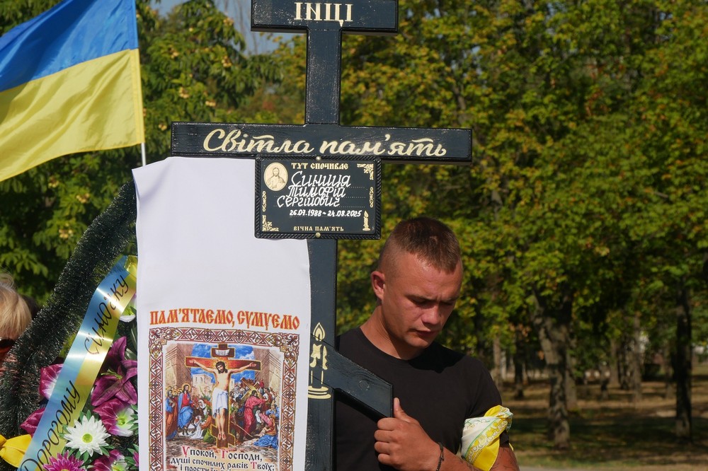 Покров сьогодні провів в останню путь полеглого Захисника (фото) 3